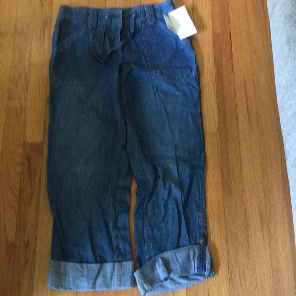 Women’s Liz Claiborne cropped jeans size 6. NWT
